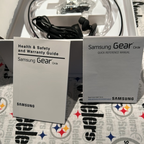 New in box Samsung Gear circle wirelessss headphones Smoke free Pet free home - Picture 6 of 7
